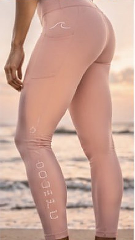 High-waist leggings at the shoreline